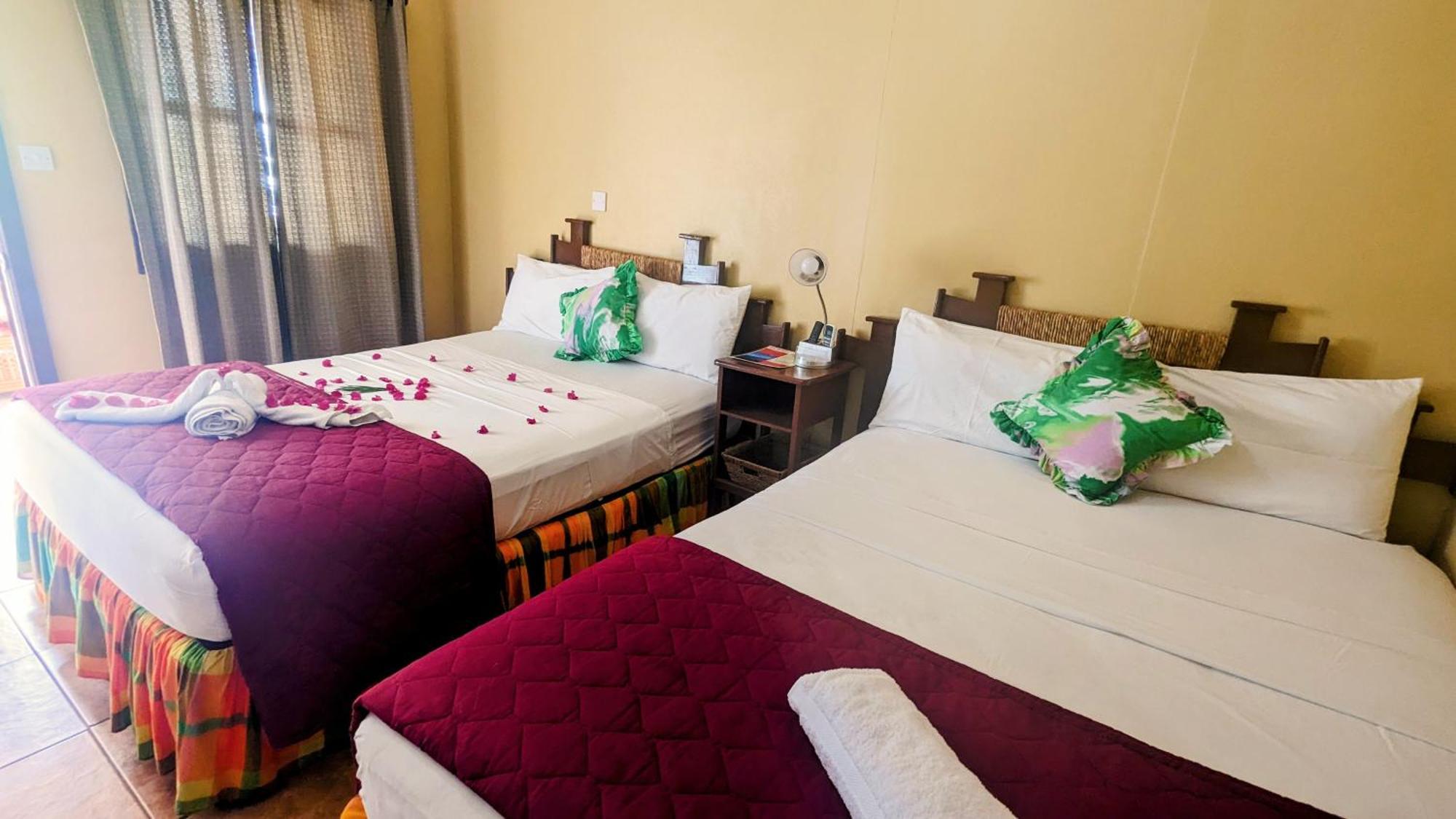 Sunset Lane Hotel Laborie Phòng bức ảnh