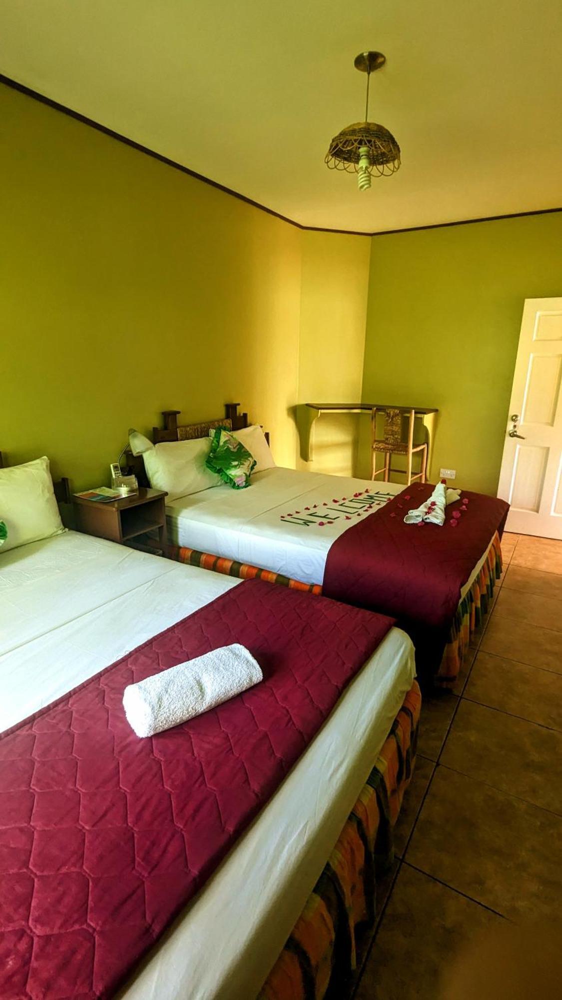 Sunset Lane Hotel Laborie Phòng bức ảnh